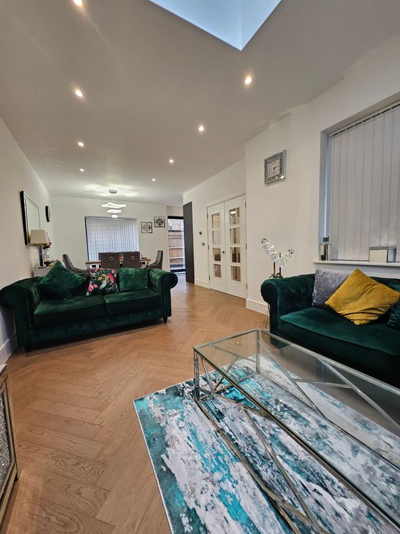 Property photo 3 of 17 Living Room