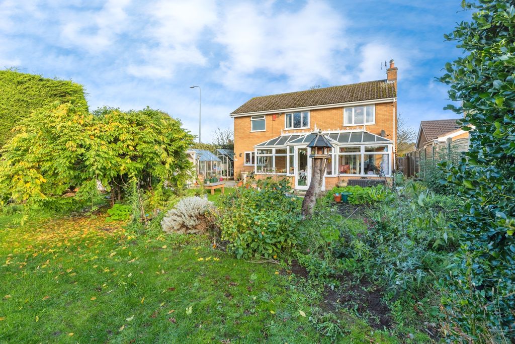 Property photo 3 of 22 19_Braemar_Close-32