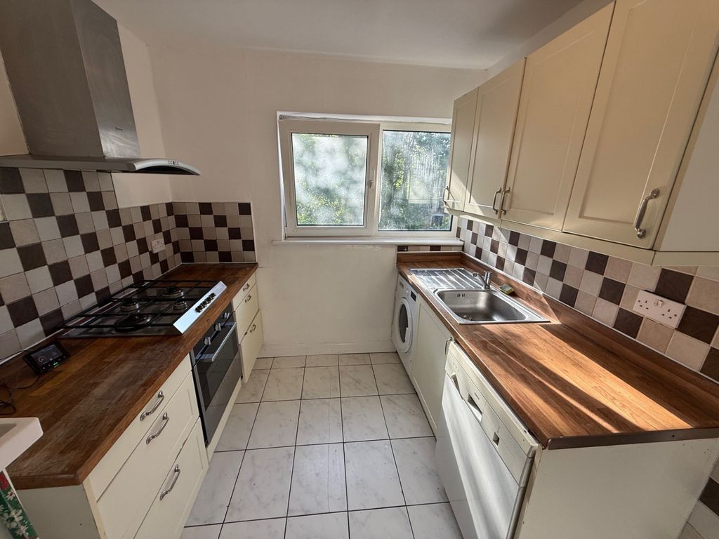 Property photo 1 of 8 2 Bed Maisonette To Rent Fairfield Drive, Harrow Ha2