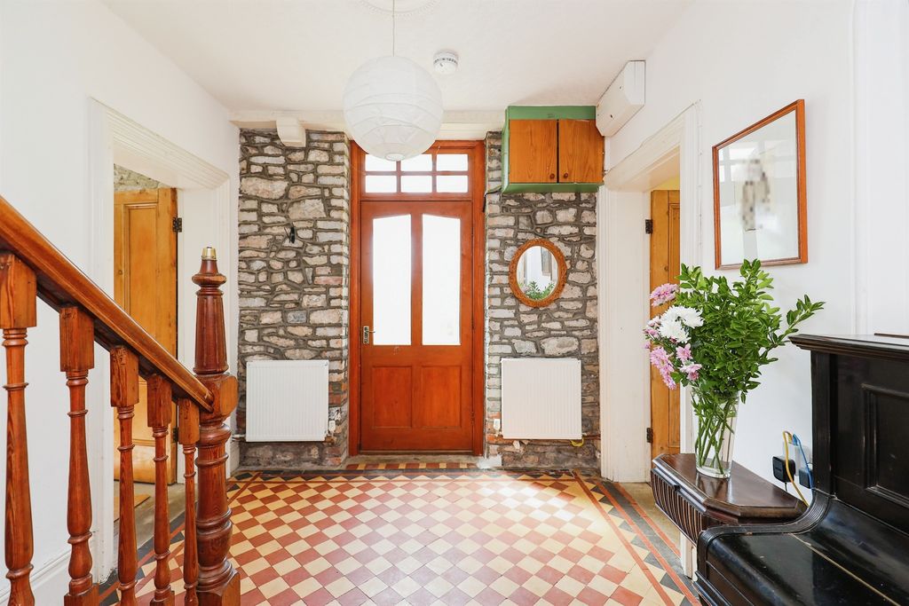 Property photo 3 of 34