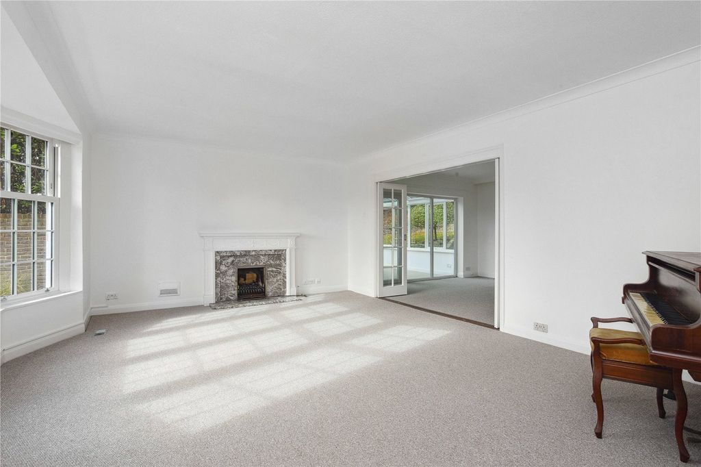 Property photo 3 of 11 Living Room