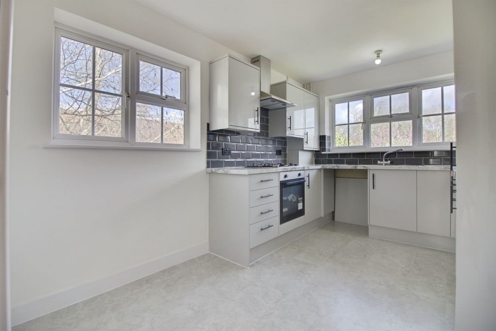 Property photo 3 of 9 Kitchen