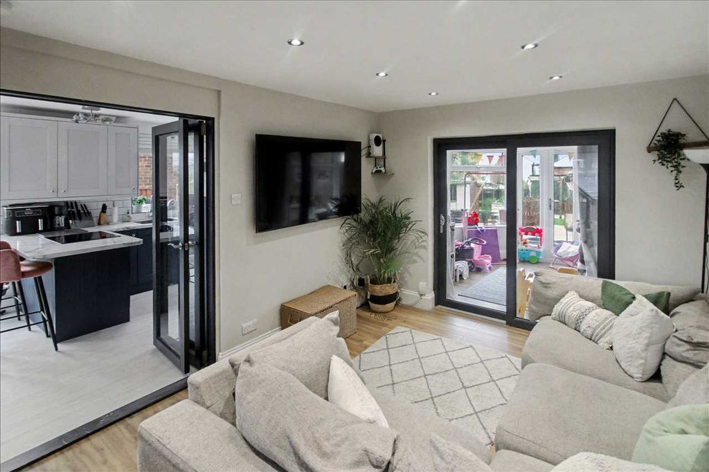 Property photo 2 of 16 Lounge