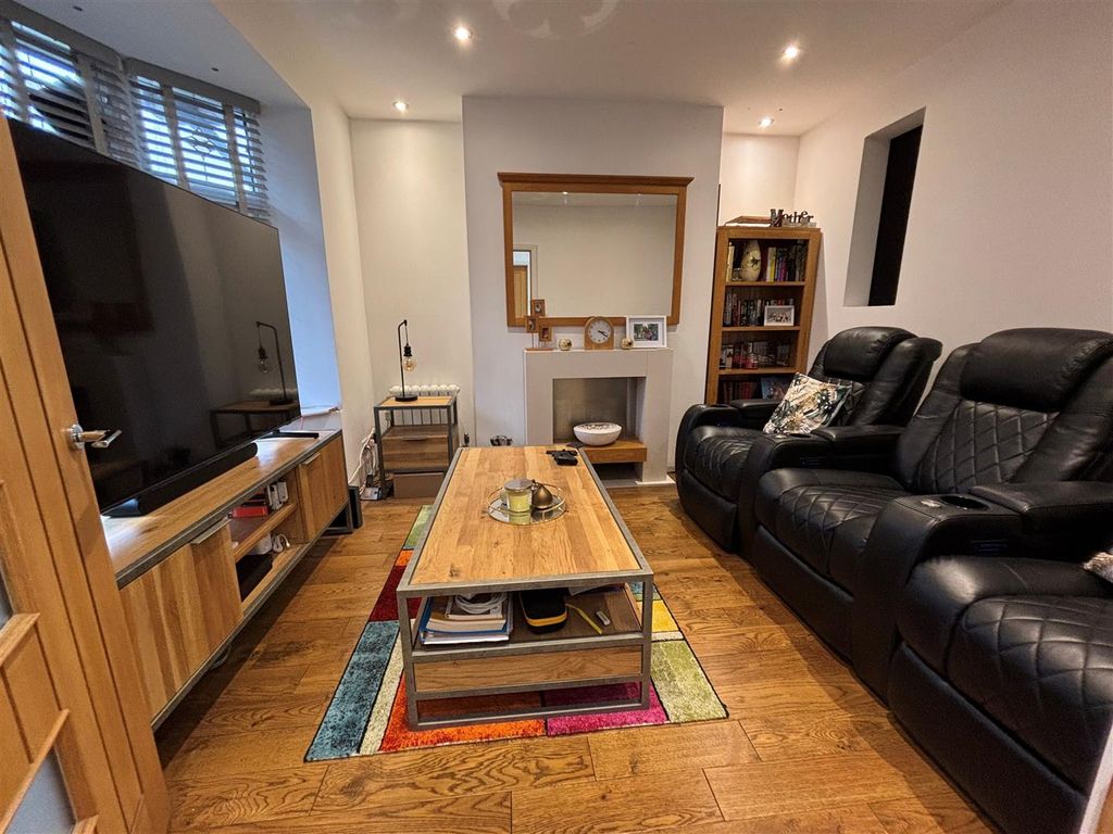 Property photo 3 of 20 Lounge