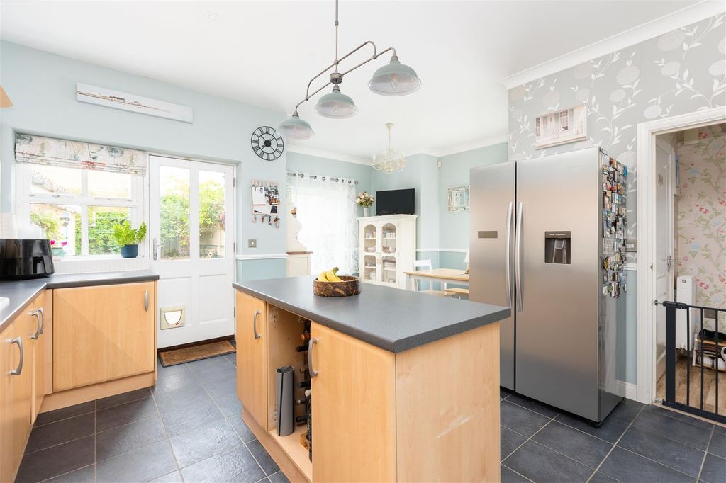 Property photo 2 of 27 Kitchen/Diner