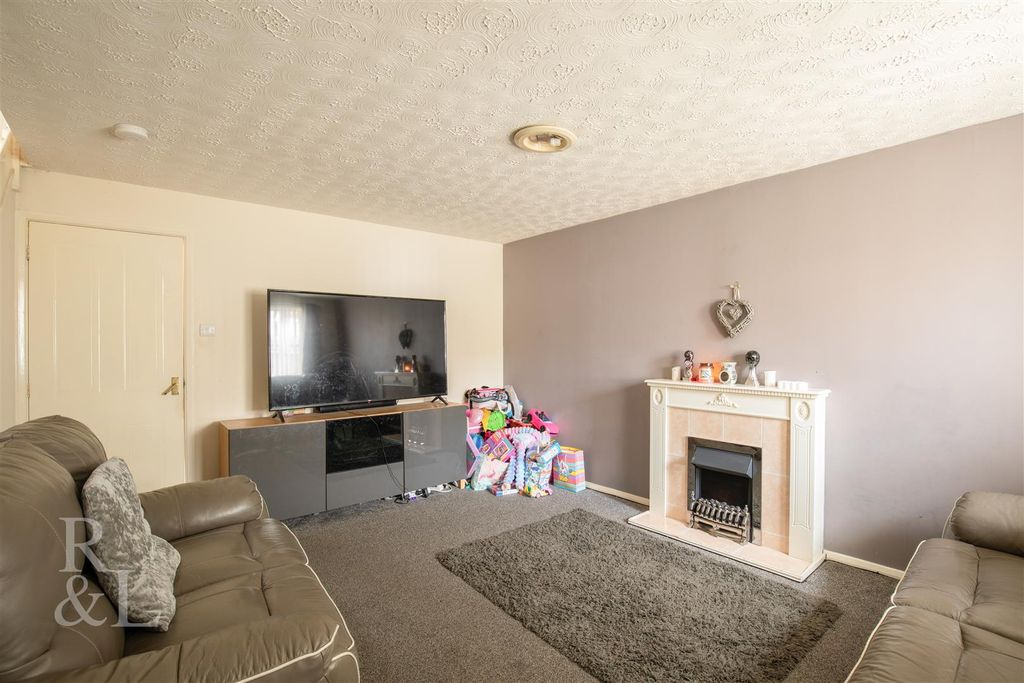 Property photo 3 of 12 8 Penkridge Road (9).Jpg