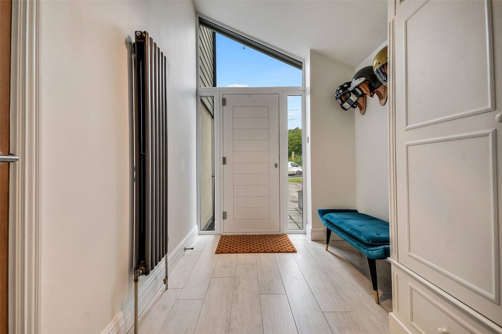 Property photo 3 of 19 Entrance Hall