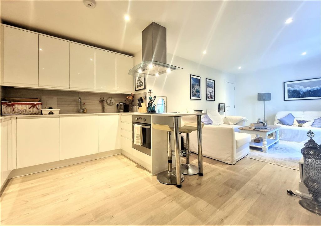 Property photo 2 of 8 Kitchen Lounge (2).Jpg