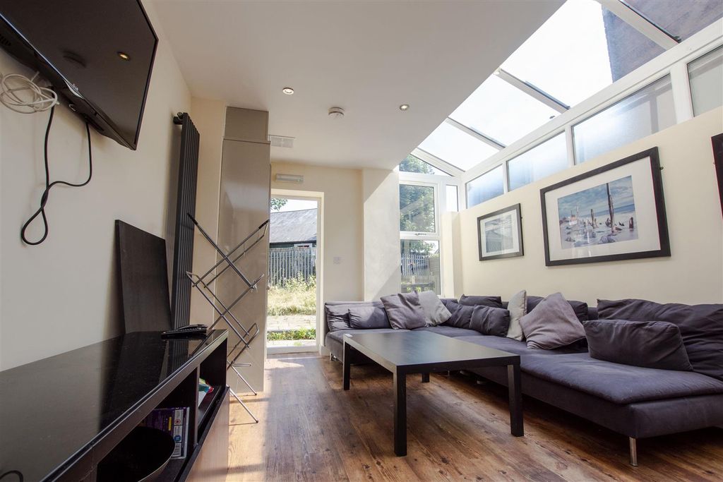 Property photo 2 of 12 Approach