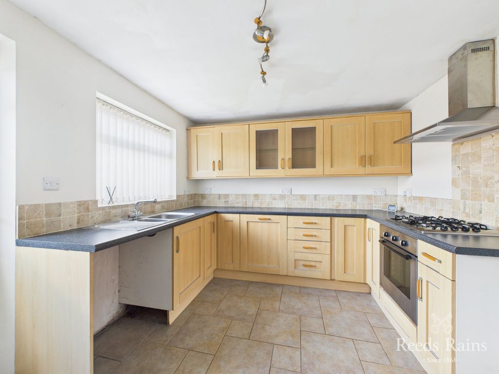 Property photo 3 of 17 Kitchen