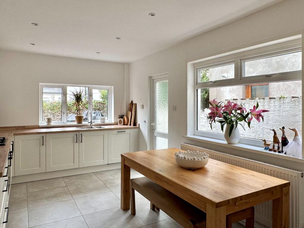 Property photo 2 of 24 Kitchen