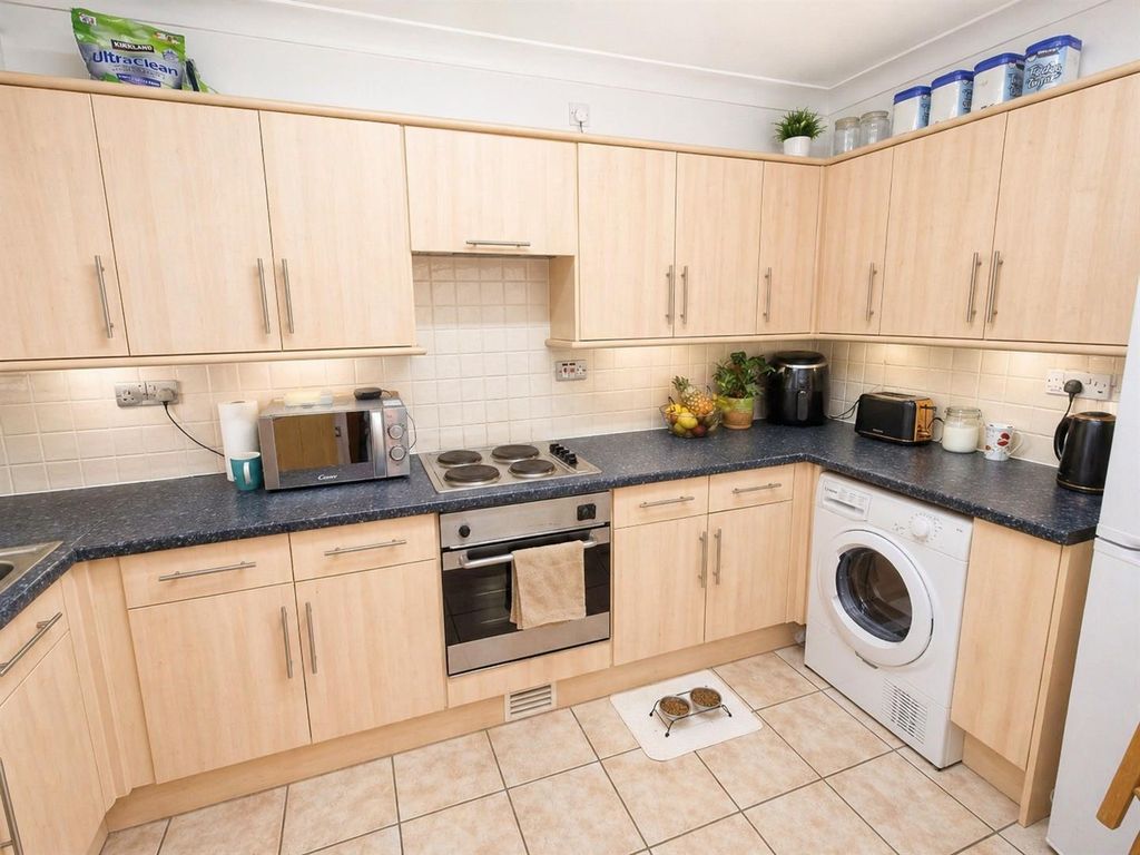 Property photo 3 of 10 Kitchen