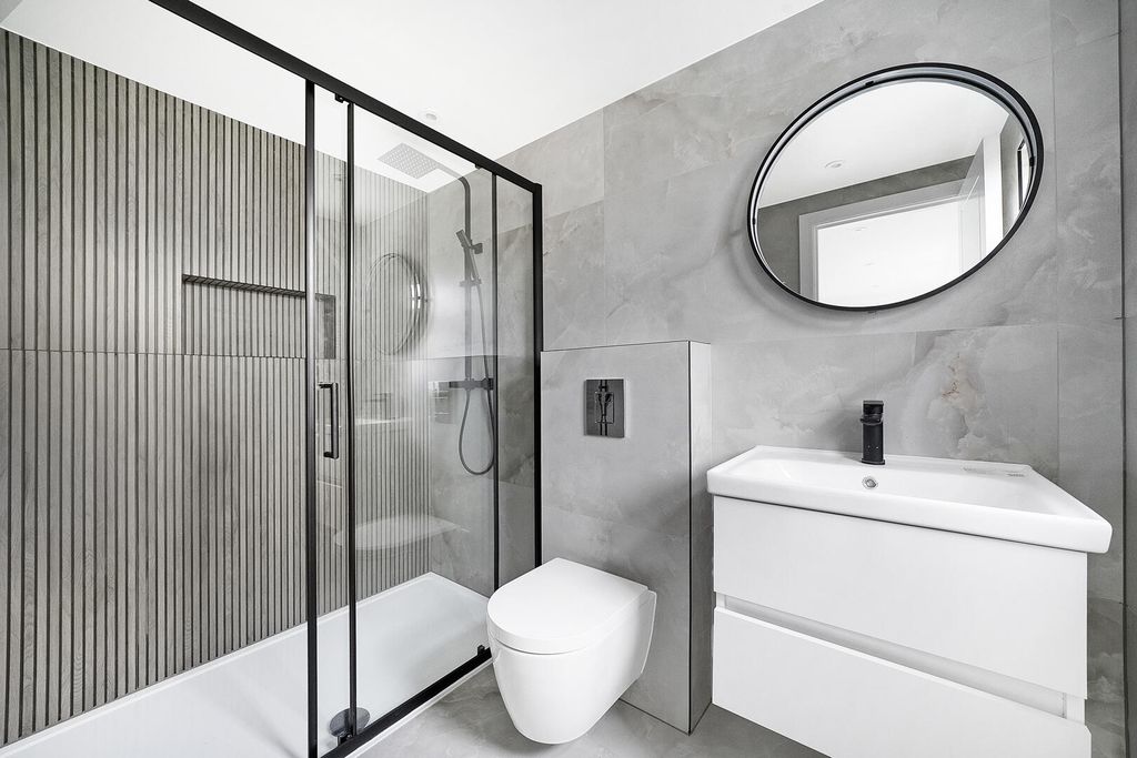 Property photo 2 of 22 Bathroom