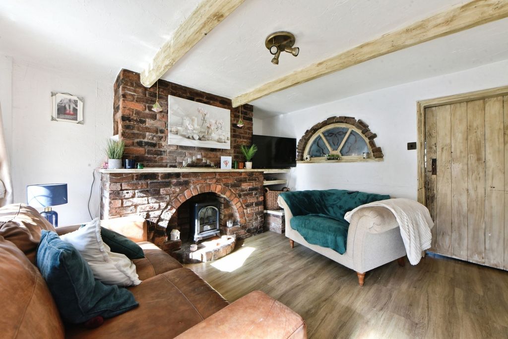 Property photo 3 of 11 Lounge