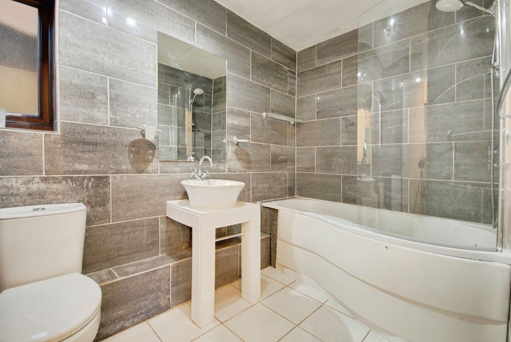 Property photo 3 of 8 Pbox-Bathroom-304163.Jpg
