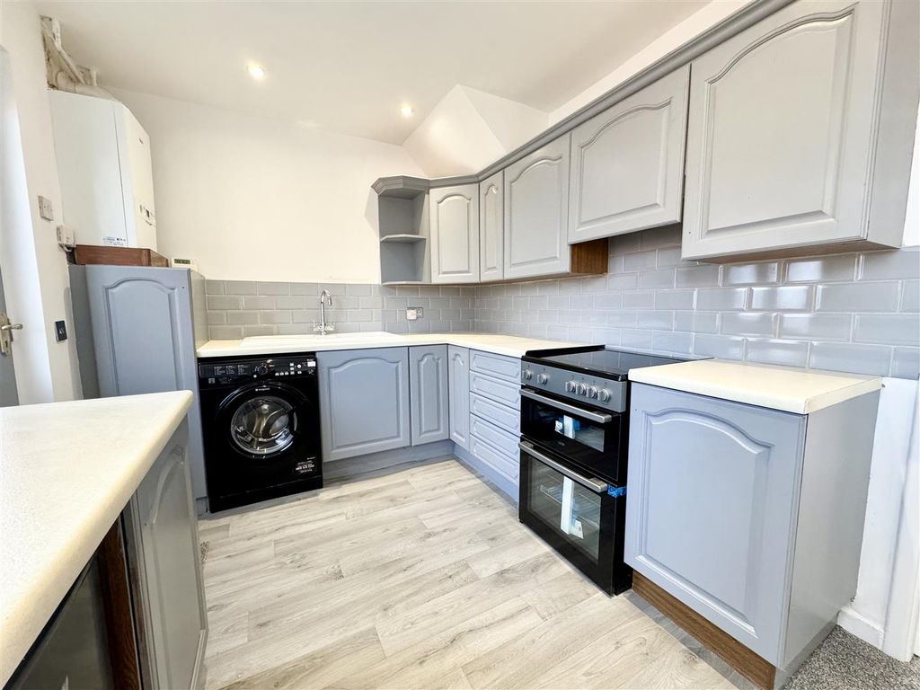 Property photo 2 of 10 Kitchen