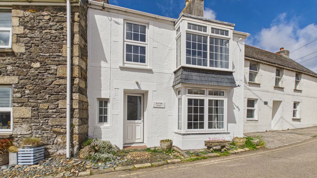 Property photo 1 of 12 3 Bedroom Mid Terrace House For Sale