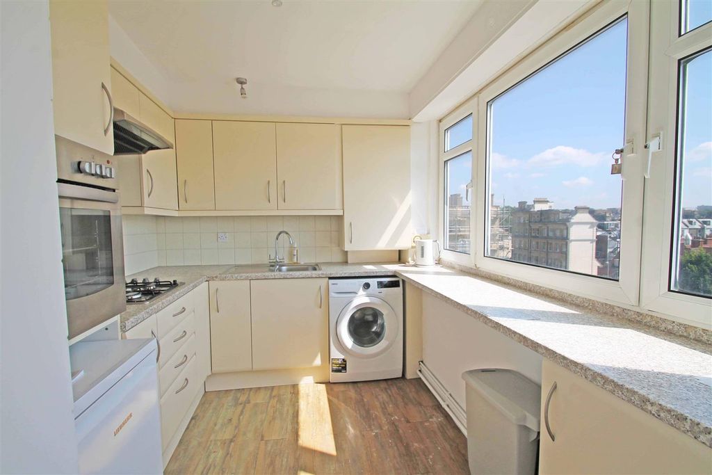 Property photo 3 of 10 Kitchen