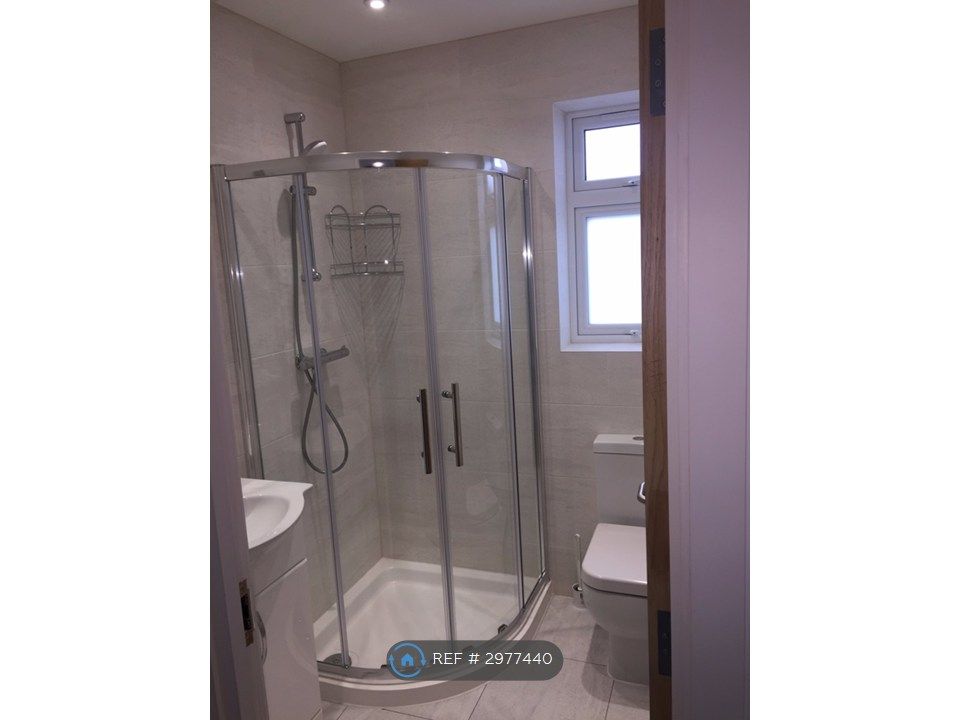 Property photo 2 of 8 Toilet Bathroom