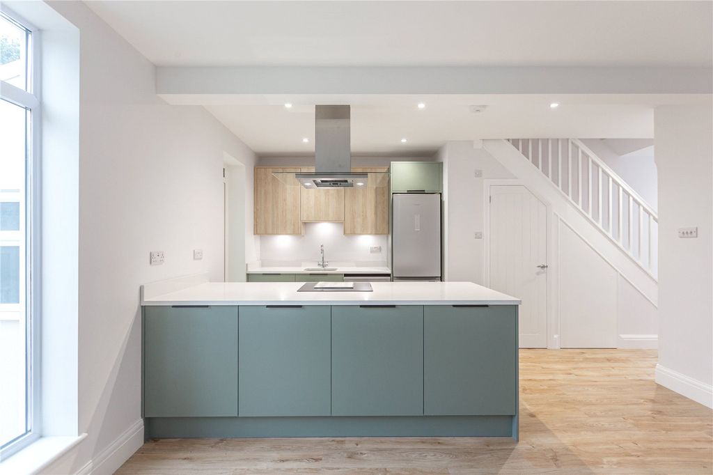 Property photo 2 of 14 Picture No. 11