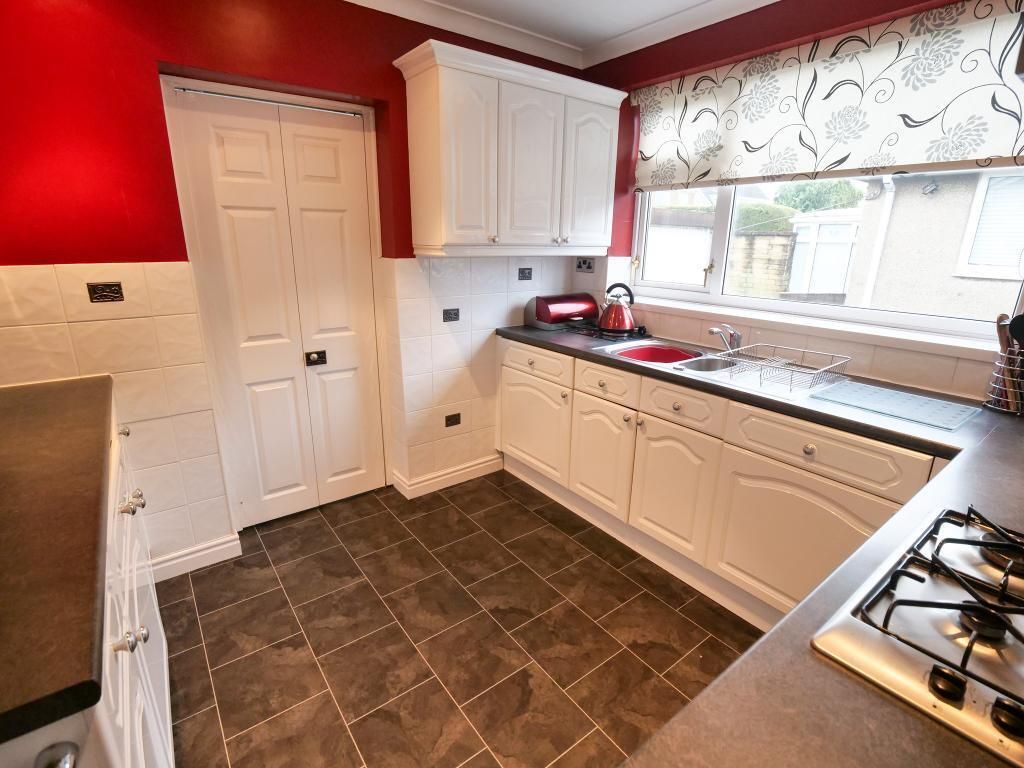 Property photo 3 of 11 Kitchen