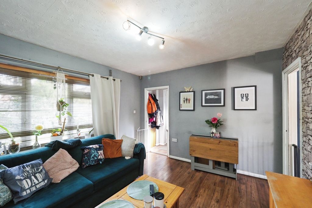 Property photo 3 of 20 Modern And Airy Lounge