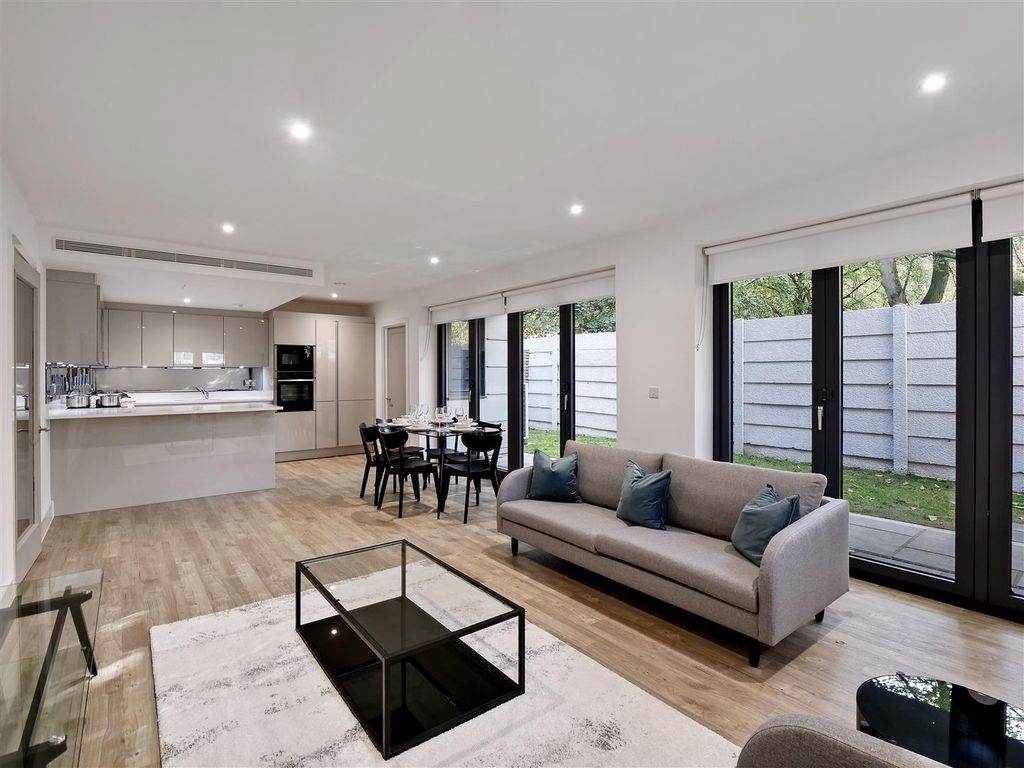 Property photo 2 of 14 9E826758-229F-4d5E-89d9-E260B9461609Osbp - 1,1 Rosebud Mews - 180.Jpg