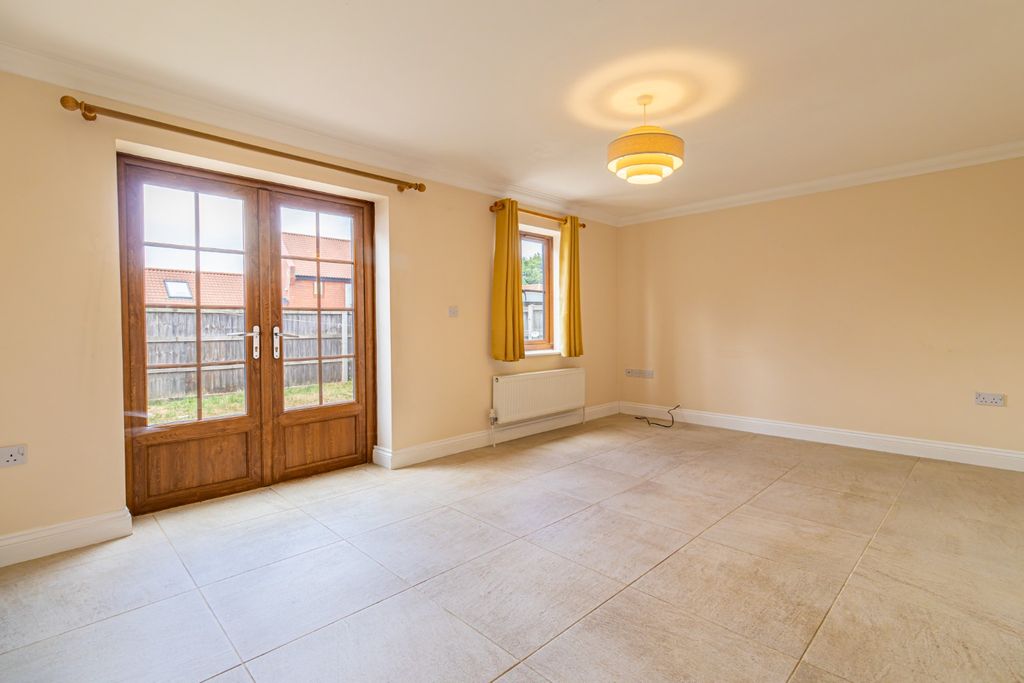 Property photo 2 of 22 3704015
