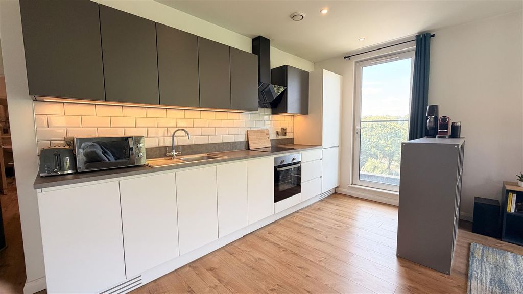 Property photo 3 of 14 Kitchen