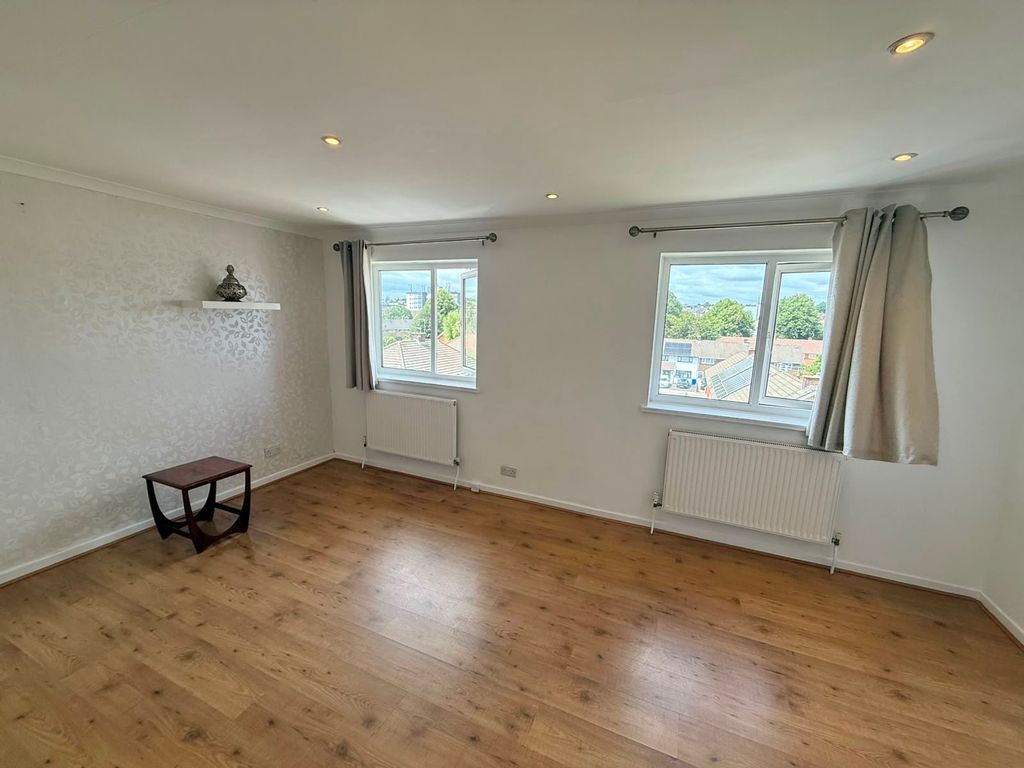 Property photo 3 of 10 Living Room