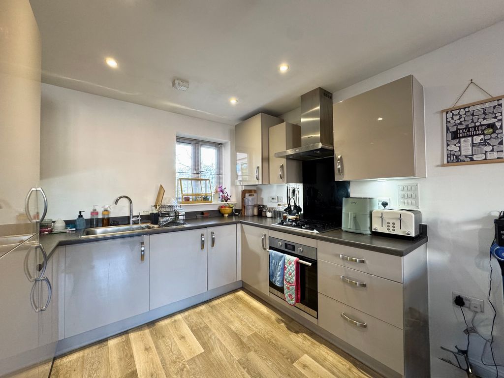 Property photo 3 of 8 Kitchen