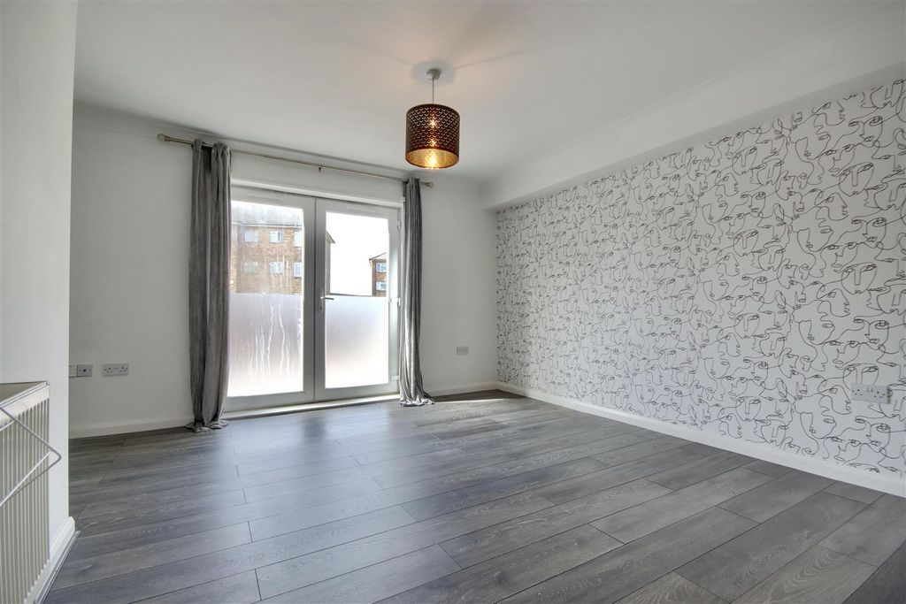 Property photo 3 of 8 D9104F77-D563-431F-B46E-C6Ae201CD2E4_1_201_A.Jpeg