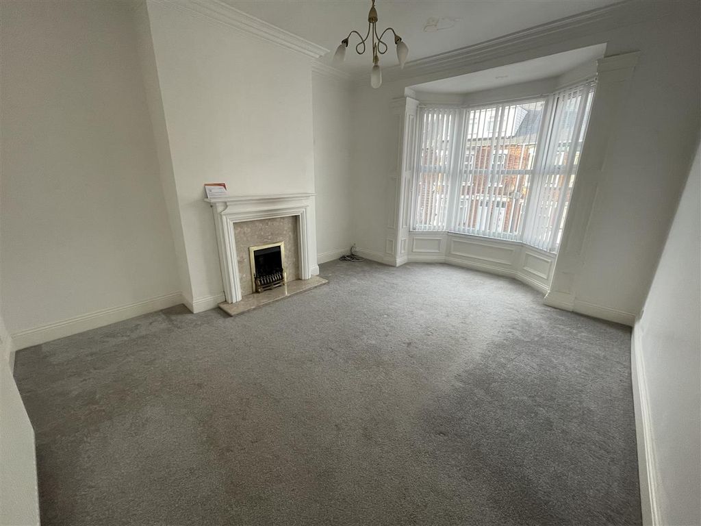 Property photo 3 of 11 Lounge