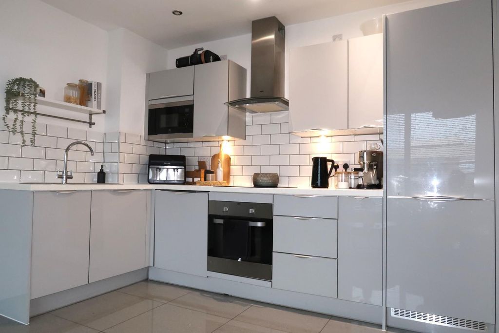 Property photo 3 of 17 Kitchen