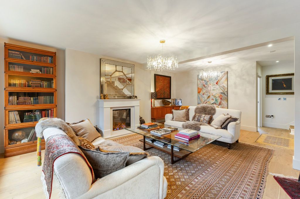 Property photo 3 of 23 Sitting Room