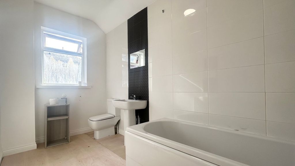 Property photo 2 of 8 Bathroom