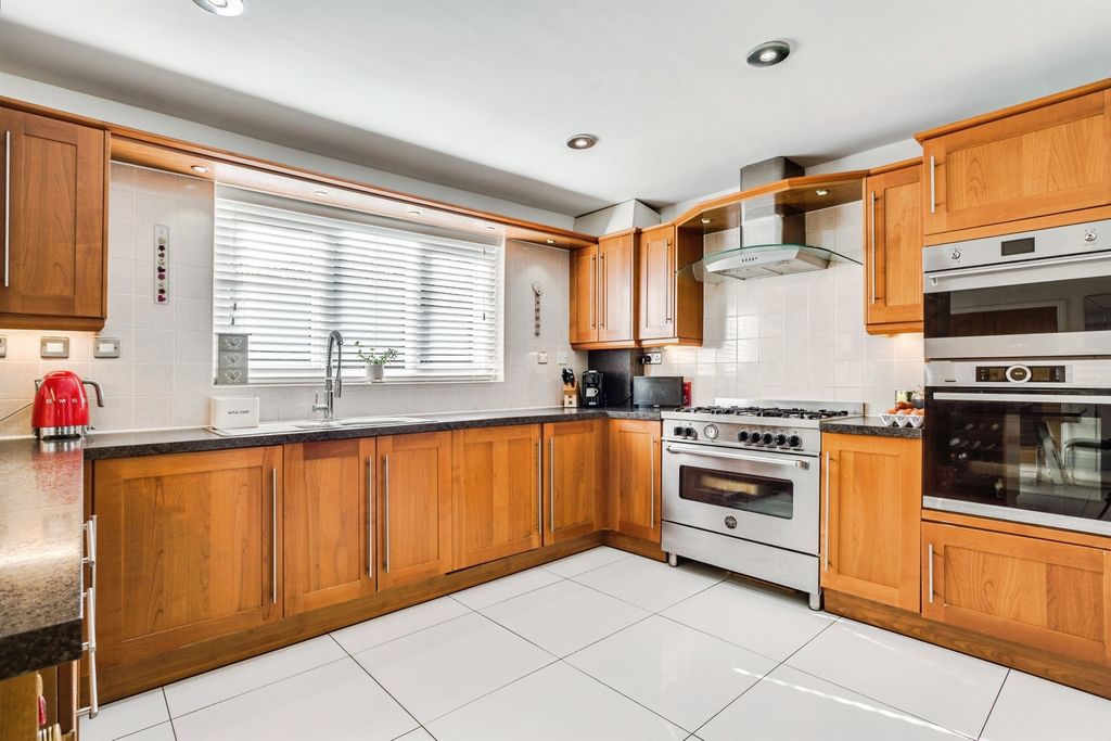 Property photo 2 of 26