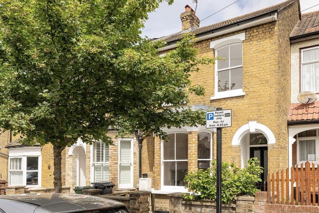 Property photo 1 of 39 Gloucester Road, E17