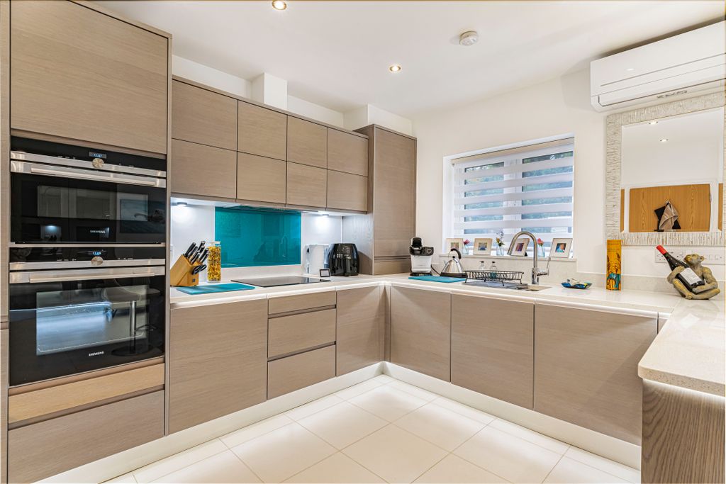 Property photo 3 of 24