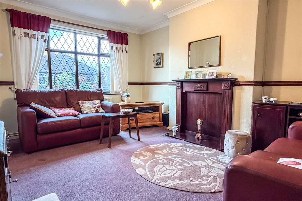 Property photo 2 of 15 Loungee