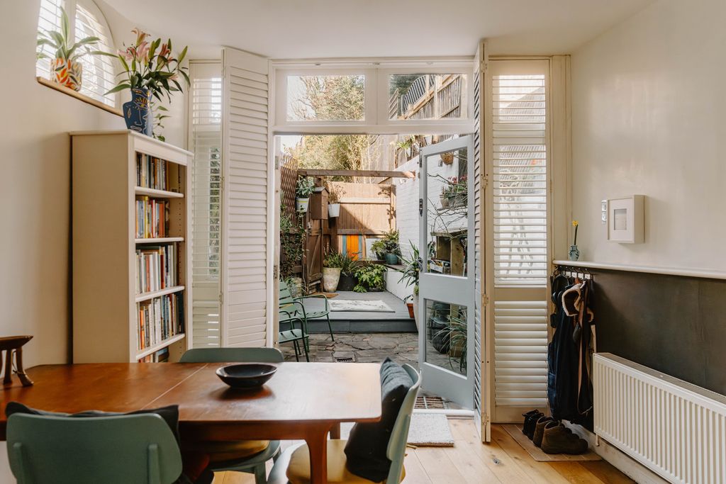 Property photo 2 of 26 330696 - Fawley Road_High Res-3.Jpg