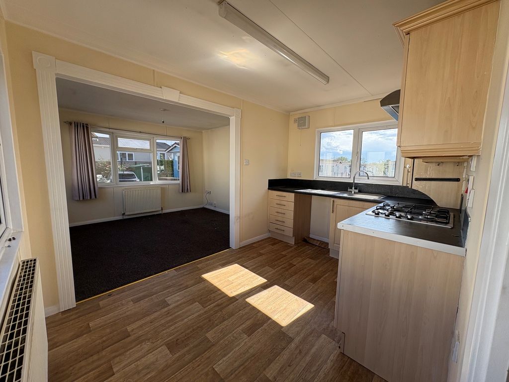 Property photo 3 of 11 Kitchen