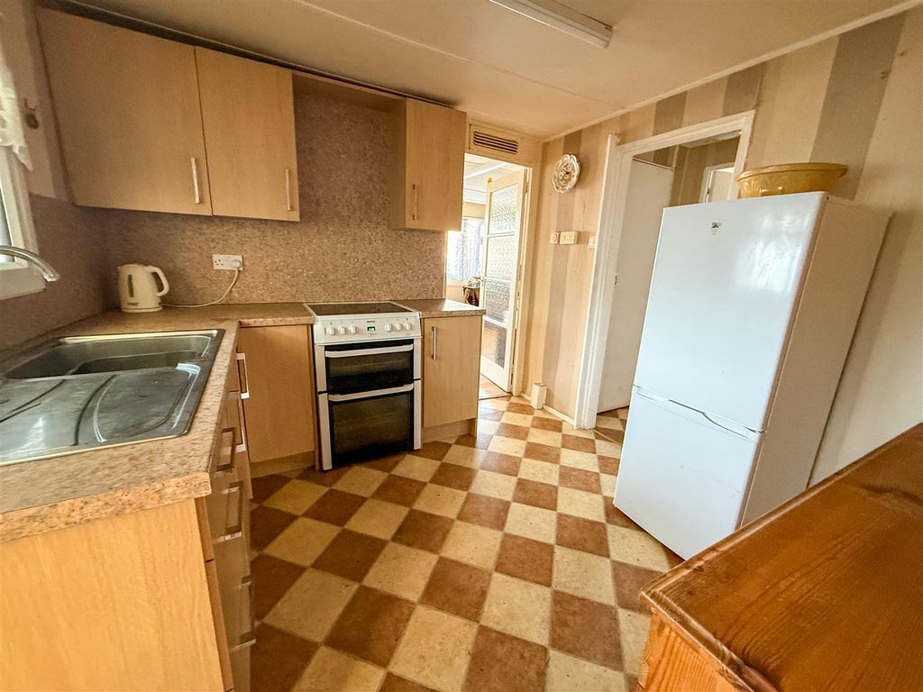 Property photo 3 of 12 Kitchen