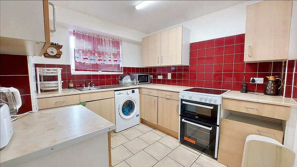 Property photo 3 of 7 Kitchen