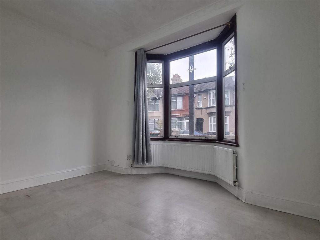 Property photo 2 of 13 Lounge.Jpg