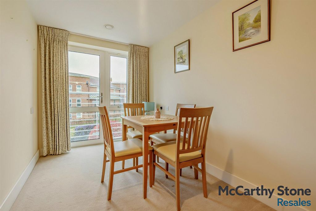 Property photo 3 of 11 8686549-Interior09-800.Jpg