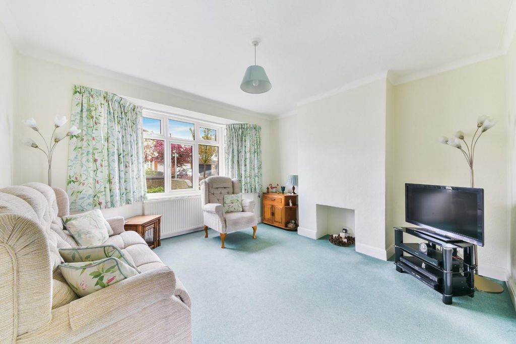 Property photo 2 of 16 Walsingham Gardens