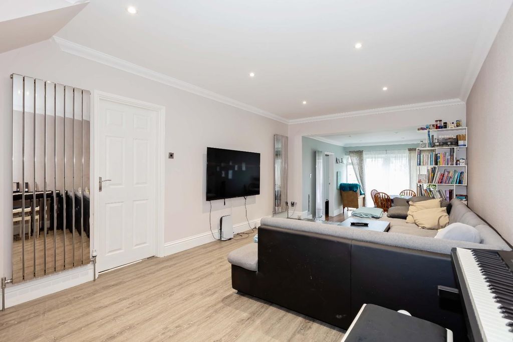 Property photo 3 of 19 Test Road_6.Jpg