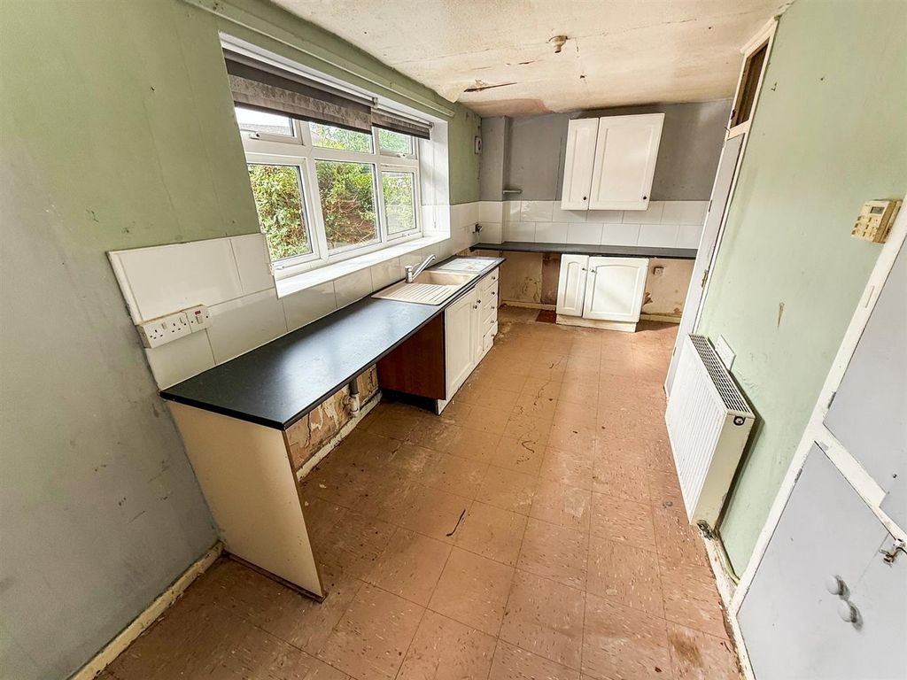 Property photo 3 of 11 Kitchen/ Dining Room