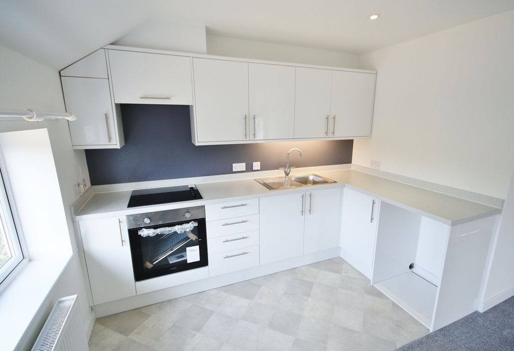 Property photo 3 of 8 Kitchen